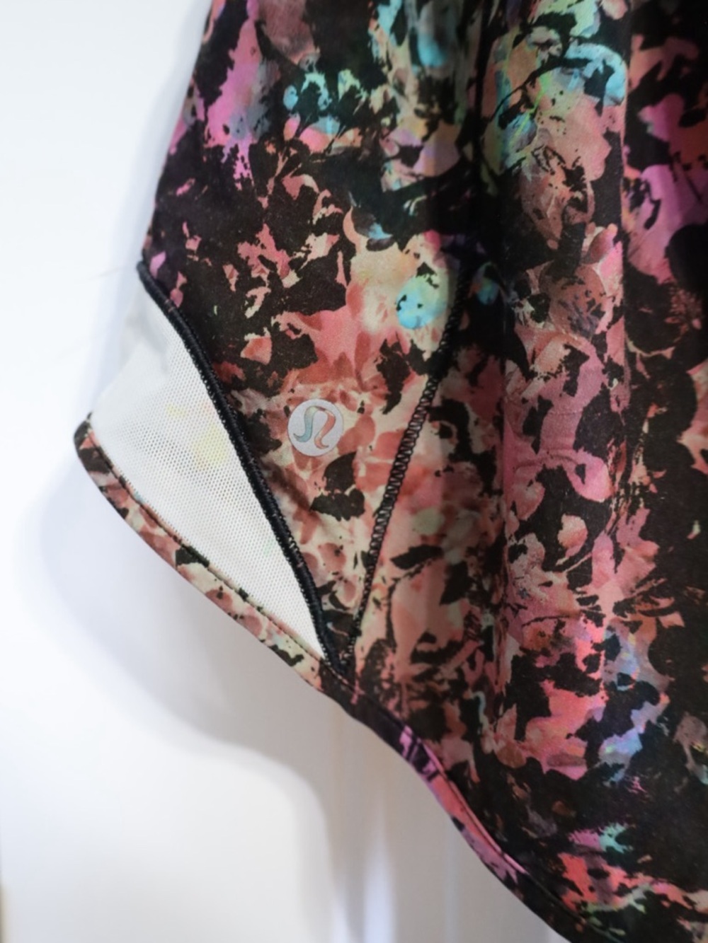 Lululemon Hotty Hot Low-Rise Short Stencil Blossom Red Multi / Sheer Blue Size 8 - Picture 5 of 10